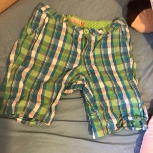 The color is green, blue, white, and redish/pinkish the size is a medium